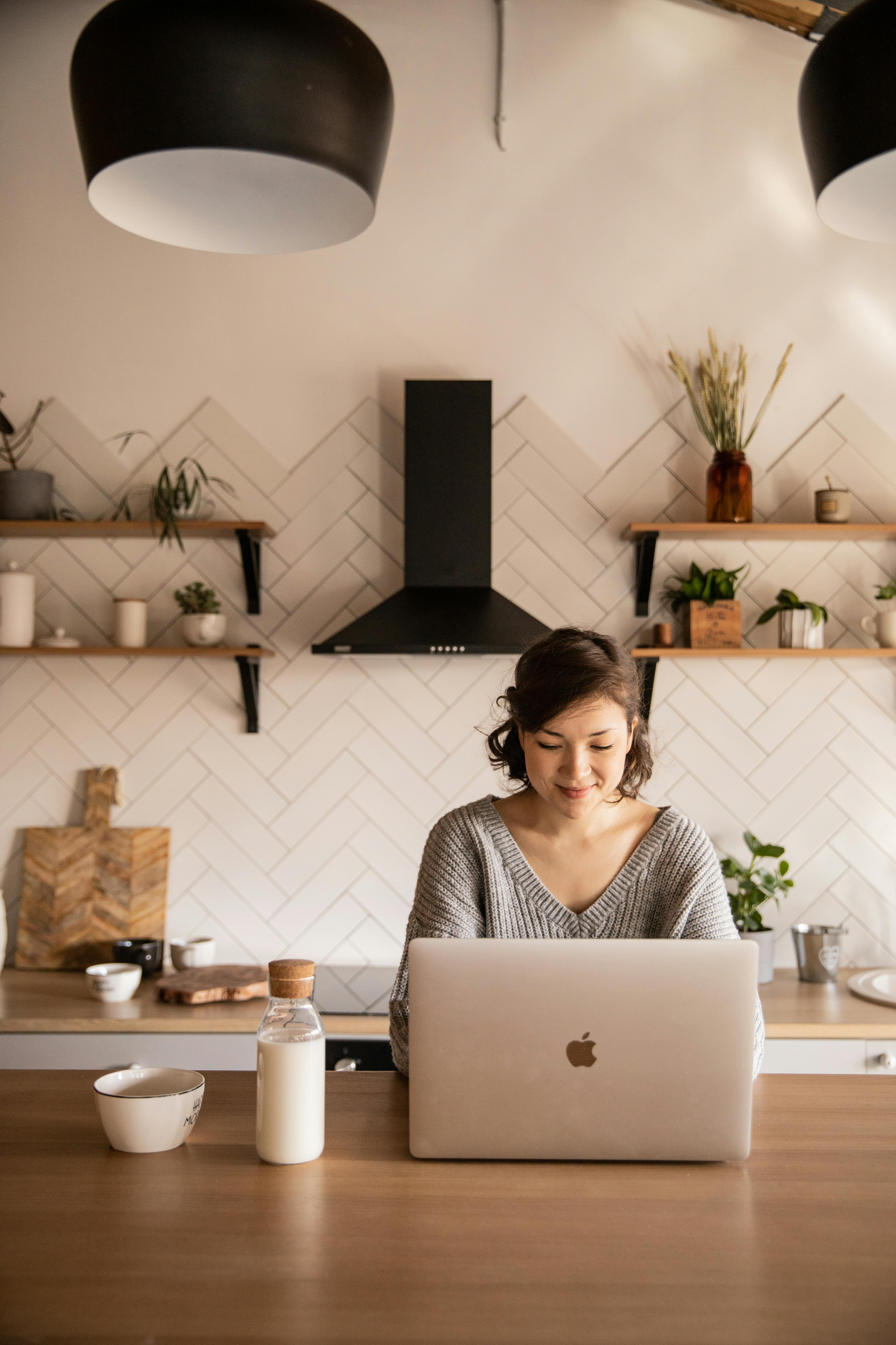 Girl_on_computer